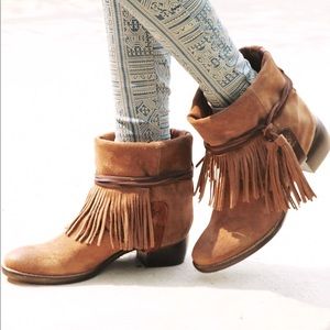 Free People Lonesome Fringe Ankle Boot
Suede ankle boot with fringe. Size 8